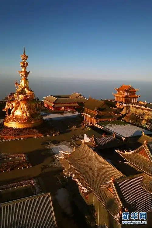 飞"阅"峨眉之巅 瞰云上金顶