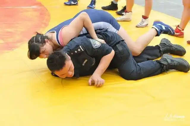 云南石林的男女混合摔跤比赛,只见一个女子以一漂亮的动作瞬间就将