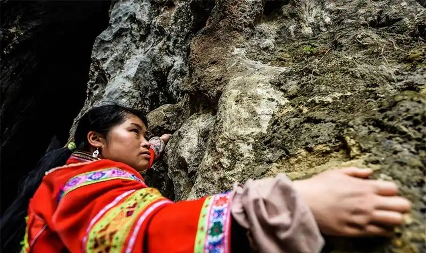 贵州背尸人以背尸背棺材为生徒手攀爬悬崖峭壁上堆满了棺材