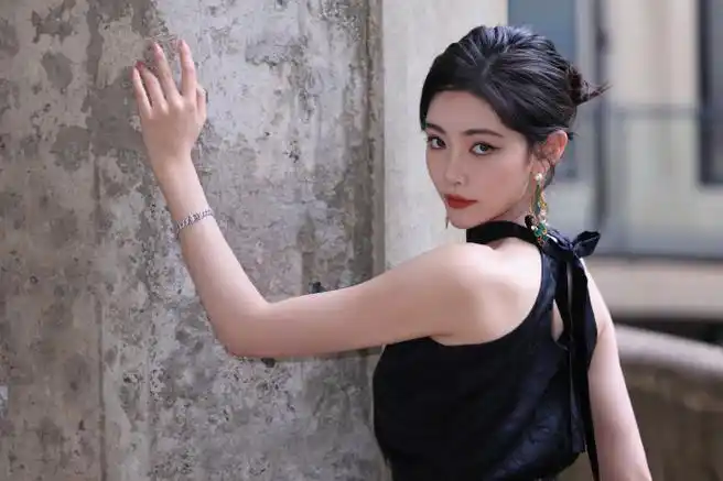 许佳琪超话02@许佳琪kiki    时装周番外记  分享快乐,加倍开心!