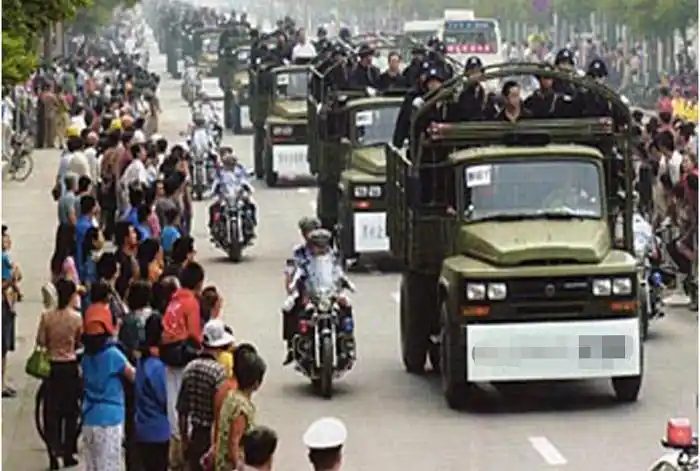 他是乔四的左膀右臂逃亡十年当老大被抓后女友竟在法庭干这事