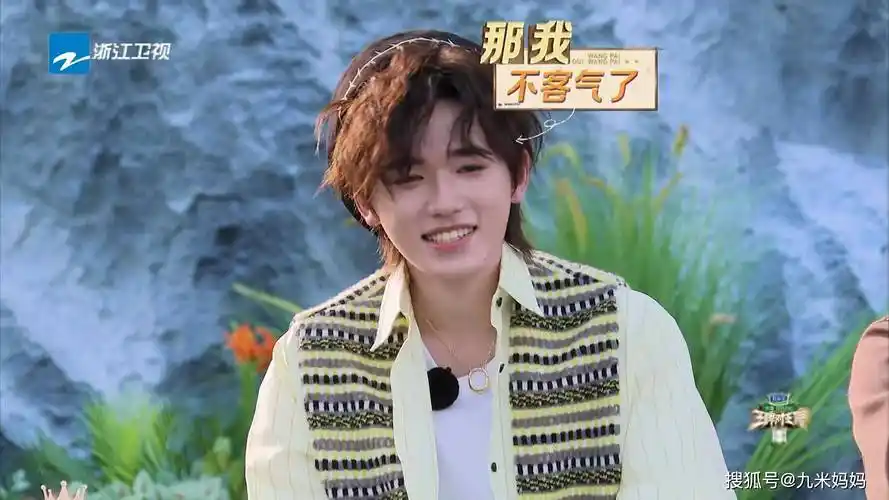 宋亚轩一句歌词,把关晓彤都唱害羞了,华晨宇:弟弟平时都听啥歌