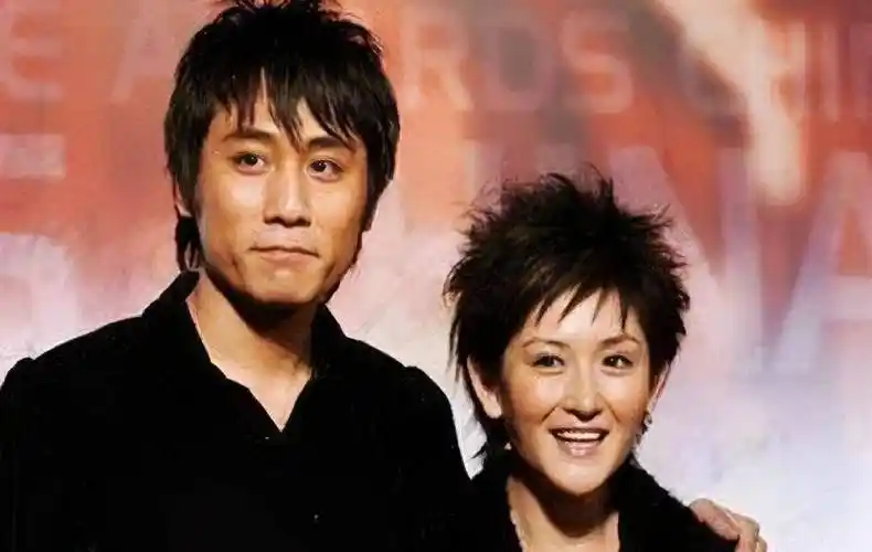 和谢娜相恋六年转身娶了国外记者,嗜酒如命的刘烨如何收获爱情?