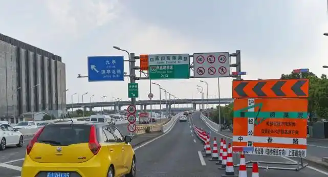 司机注意了上海嘉闵高架沪松公路立交两方向匝道封闭需绕行
