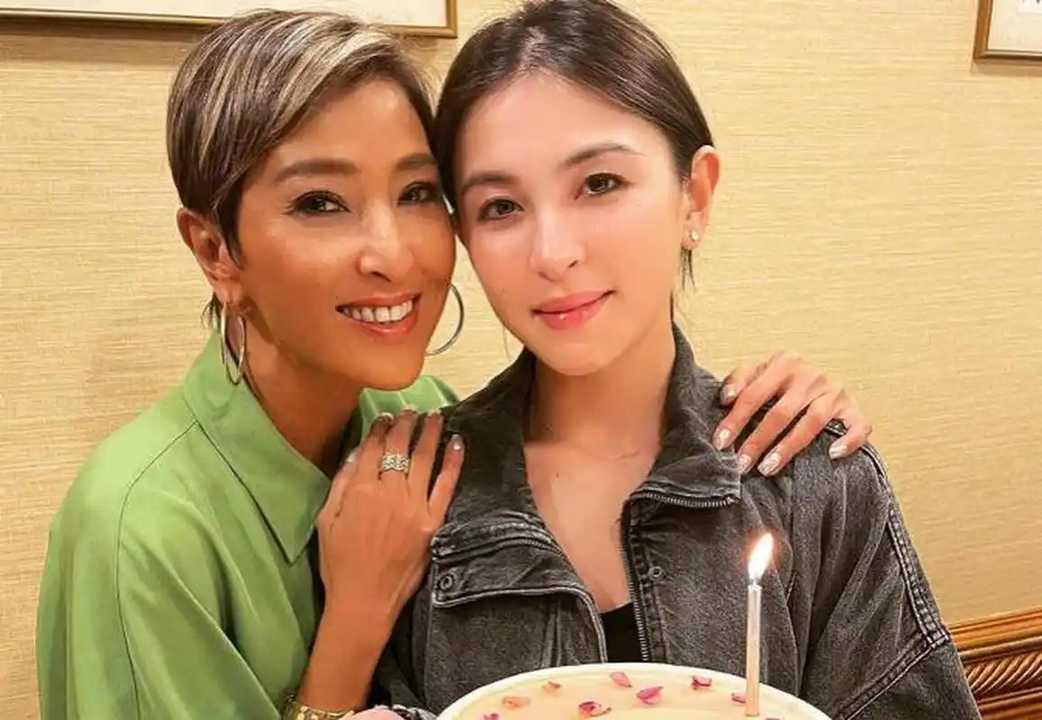 4月13日,张智霖的表姐上山诗钠更新动态,晒出了一组为女儿庆生的画面