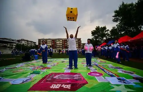 5月11日,在"逛津城"棋类游戏中,一名学生在扔骰子.
