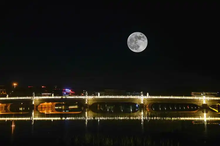 超级大月亮惊艳亮相大漠敦煌