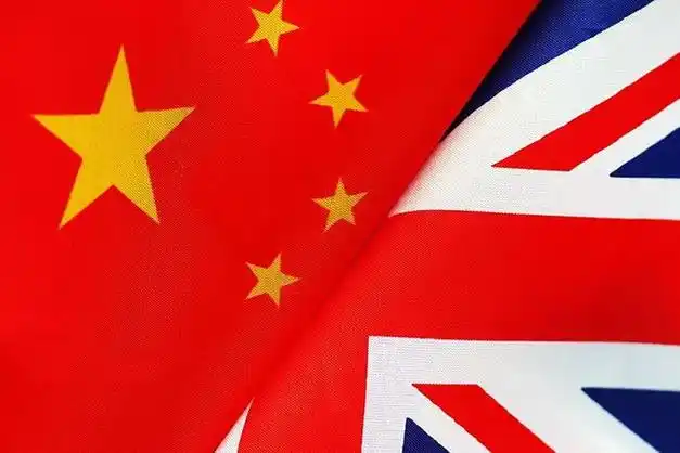 (中国国旗和英国国旗)英国有求于中国英国之所以向中国示好,是因为