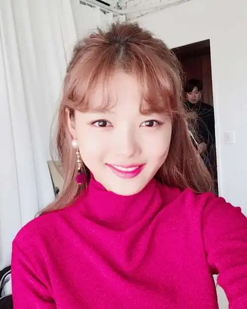 金裕贞甲状腺问题停工3个月韩国成人礼现身ig发花篮照交代近况