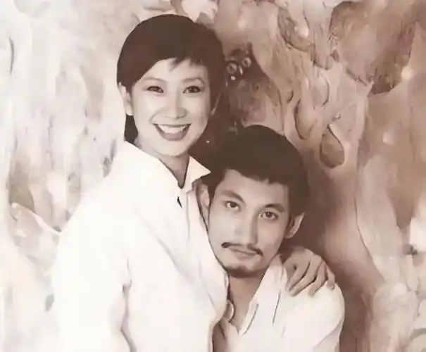 2023年3月份,导演徐克拉着比自己小30岁女友乐乐的手,在夜晚的街头