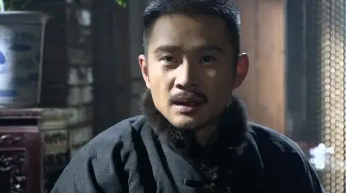 震三江下跪谢朱开山,赠送马鞭结下情谊,走马帮时传杰不用担心了