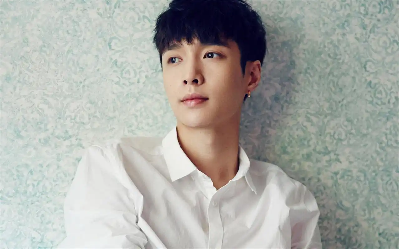 张艺兴白衬衫阳光帅气写真简约风电脑壁纸图片