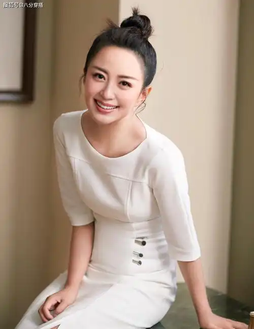 杨童舒气质好极了,穿白色连衣裙优雅温柔,满脸胶原蛋白太显嫩