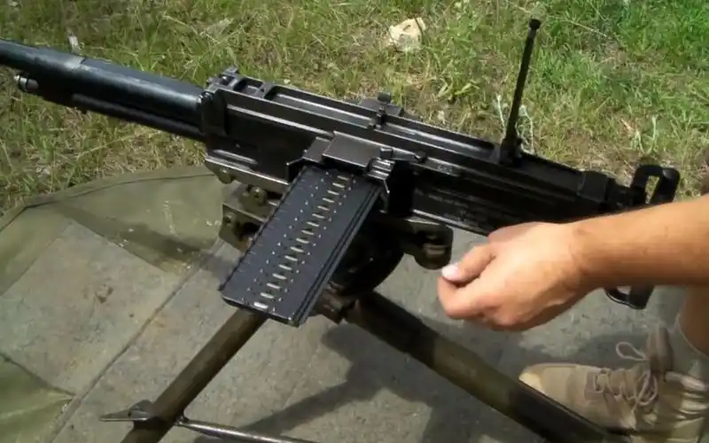 从不乱抛弹壳,打完自动回收,"意版92式"布雷达m37型重机枪