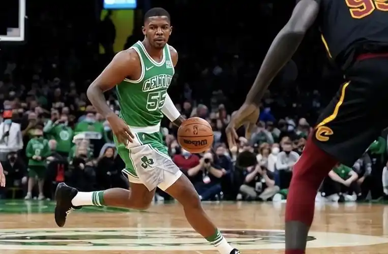 场均16 4 4,仅入选过一次3阵,生涯却狂赚2.1亿,被多支球队哄抢