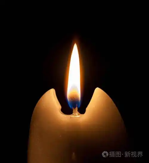 燃烧的蜡烛的火焰的特写镜头