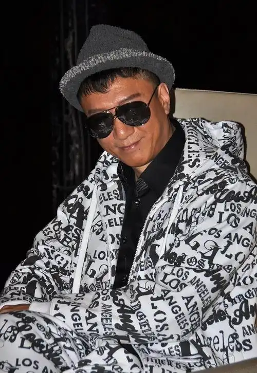 孙红雷戴上墨镜太有"大哥范儿",随便坐着都很霸气,太有型了