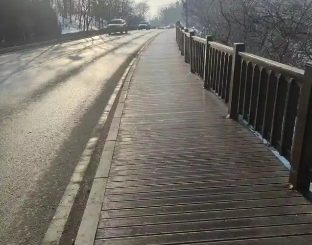 大连滨海路木栈道"换装"