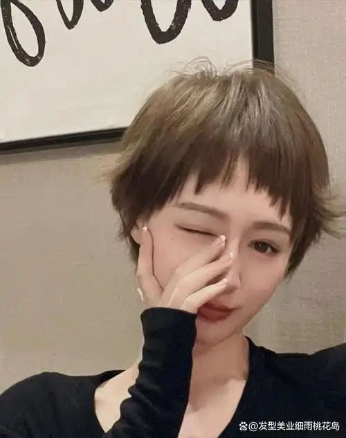 其实锯齿头是一款可以变得很时尚的发型,适合小鹅蛋脸小圆脸的女生