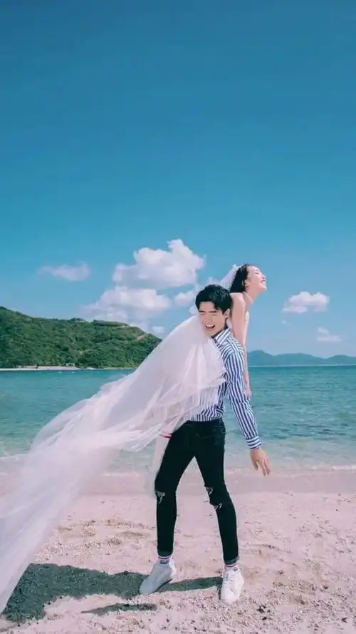 小姐姐太皮了,非要单手举高高