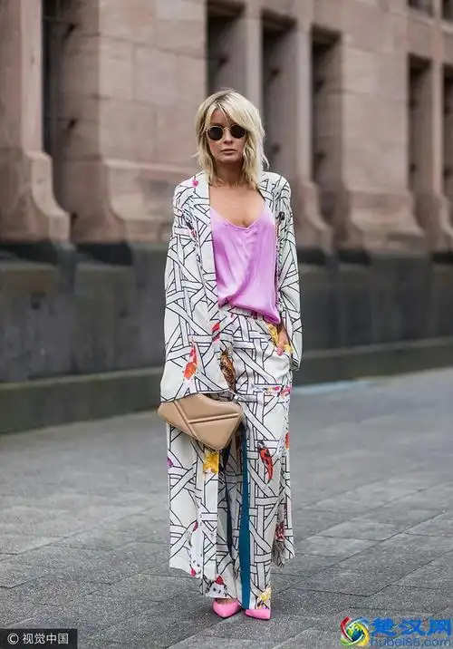 少女花裤子搭配什么衣服好看(3种搭配技巧拯救你的花裤子)