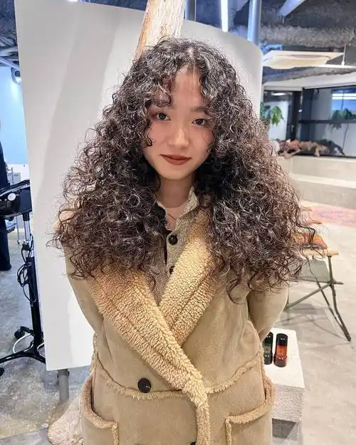 长头发细软贴头皮的姐妹,看看全头羊毛卷烫发,蓬松洋气显时尚