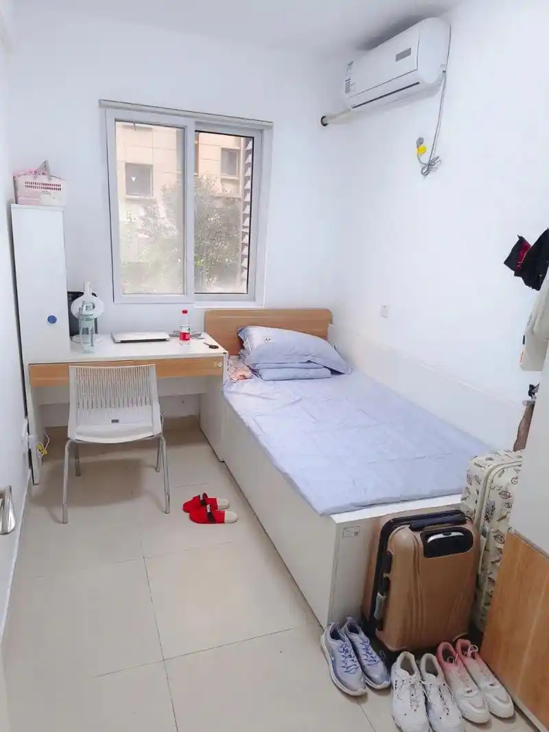 本科喜提单人单间宿舍啦 坎坎坷坷终于进港了 很喜欢宿舍捏 虽然床垫