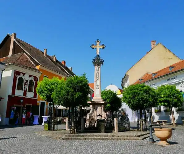 参观多瑙河边三个最著名的小镇. 首先到第一个小镇圣安德烈自由活动.