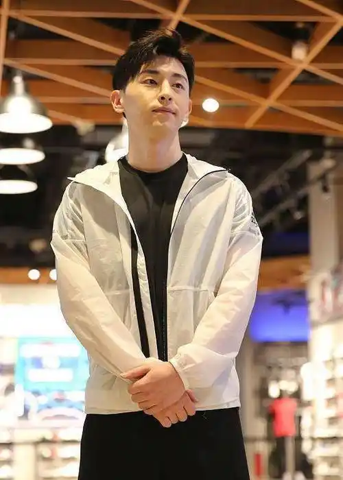 邓伦运动风的造型还挺有学生气的看起来很显小很有校草的感觉