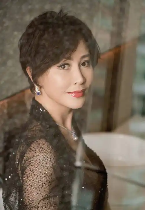 越老越有韵味——58岁刘嘉玲的性感之谜!_魅力_年龄_岁月