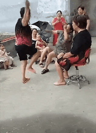 两个大妈吵架的话,就不只是动嘴皮子,而是要动手了.