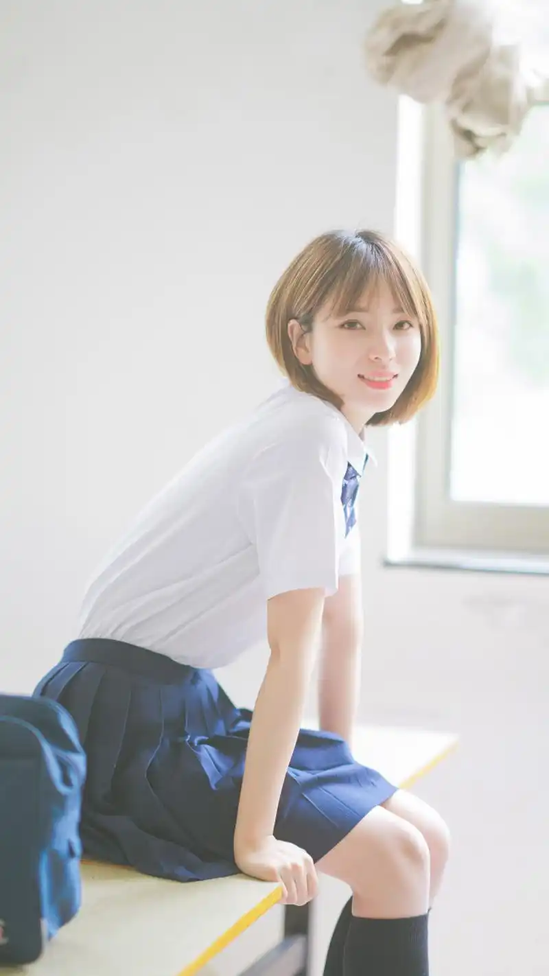 清纯美女学生制服写真图片手机壁纸~图片中的女孩长相清纯,灵动可爱