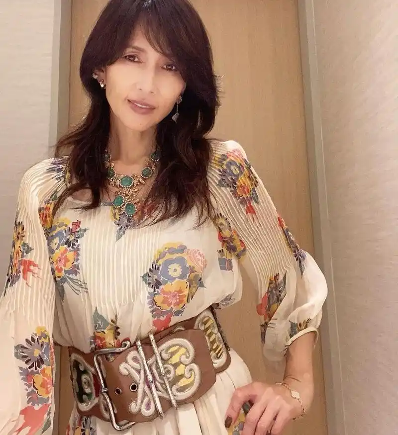 工藤静香高调炫富,华丽程度堪比行走的珠宝展示柜,宽腰带秀a4腰