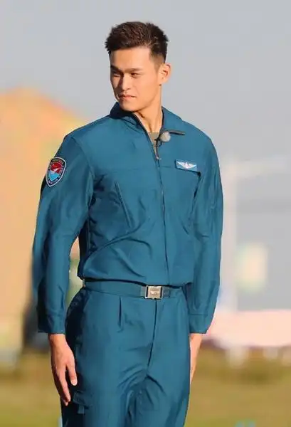 2016年讯,孙杨身穿飞行服,化身飞行员又要迷倒一众"迷妹"了!