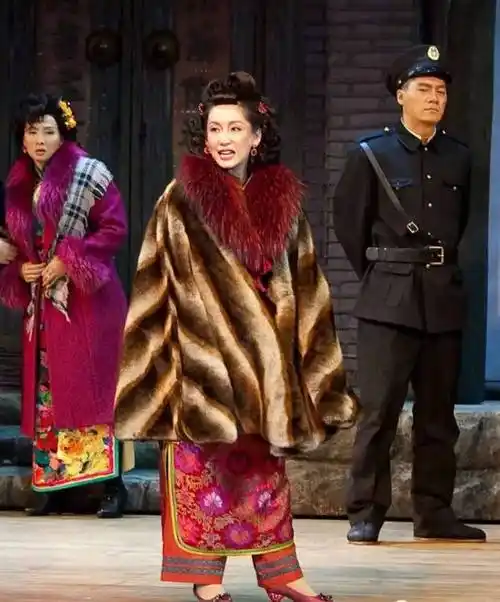 获得金狮演员奖2013年的话剧《四世同堂》中的"大赤包"和上海电影节