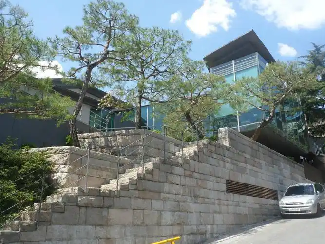 该剧讲述了住在首尔清潭洞最破旧楼房里的