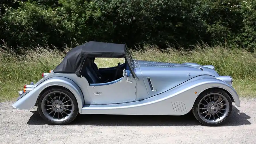 摩根plus 6测评,结合宝马和摩根技术的产物,外形奇特引人