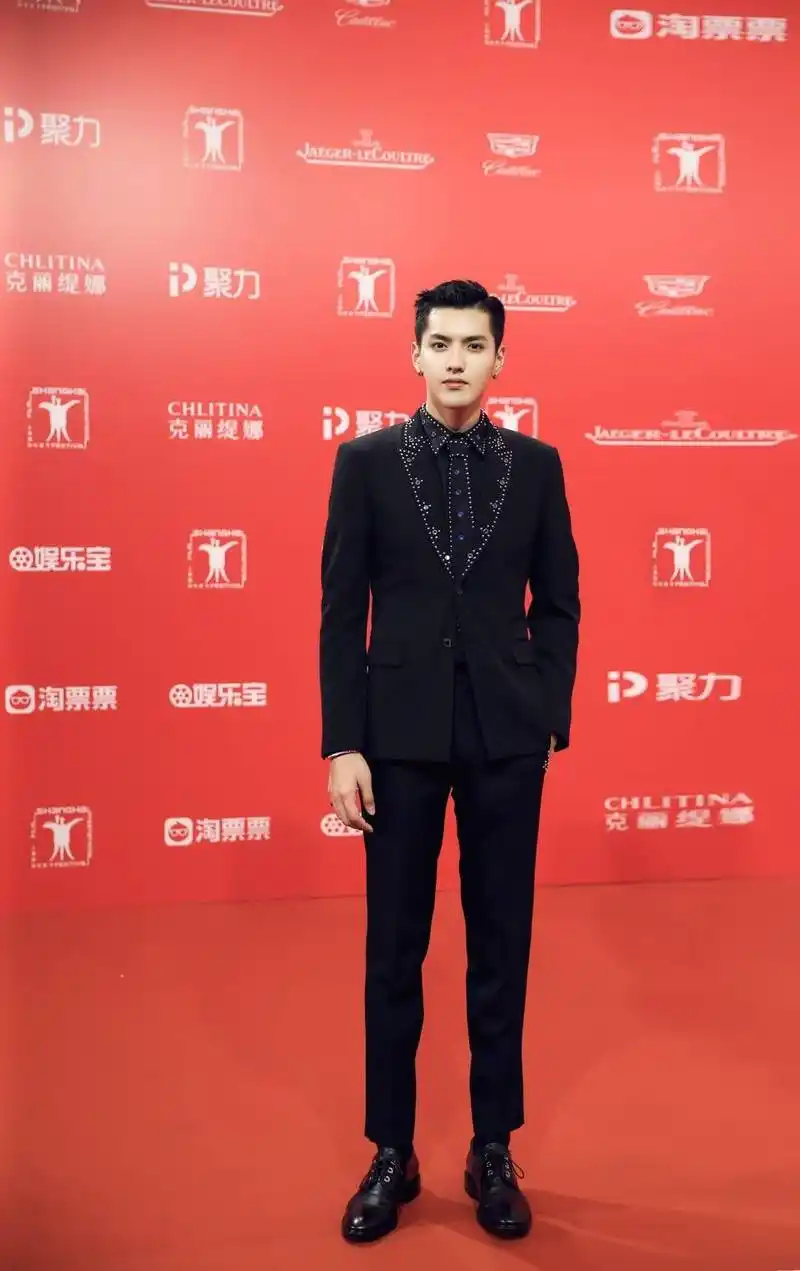 "西装男神"来一波,帅气西装穿出非凡的时尚感,简约又酷帅