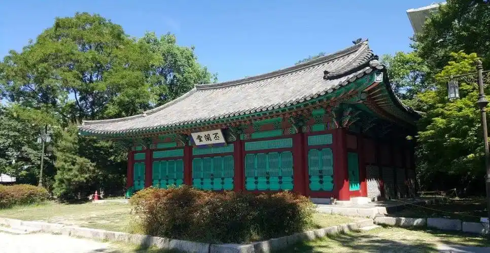 明伦洞,校区在充满了古典美的明伦洞和青春气息的惠化相交汇的大学路