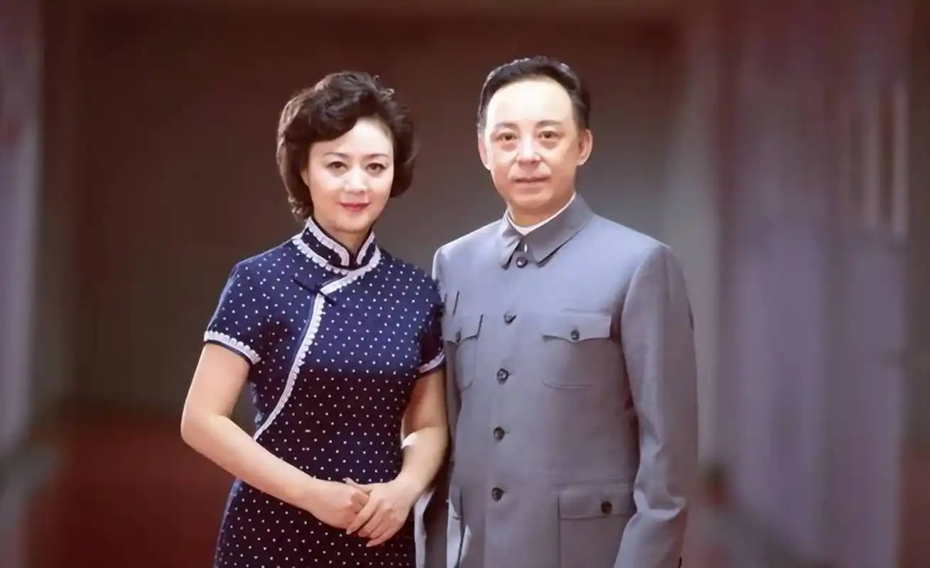 90年代初,我老家刚有电视机,家里买了一台黑白电视机,是我在社办企业