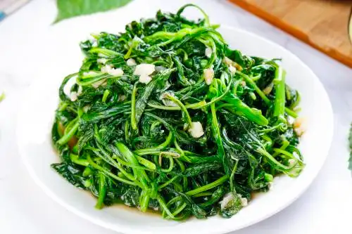 盘子里装着炒苋菜 清炒苋菜