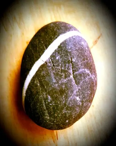 玉的魅力是靠人的精雕细琢!而石头的淳朴便是大自然造物了!