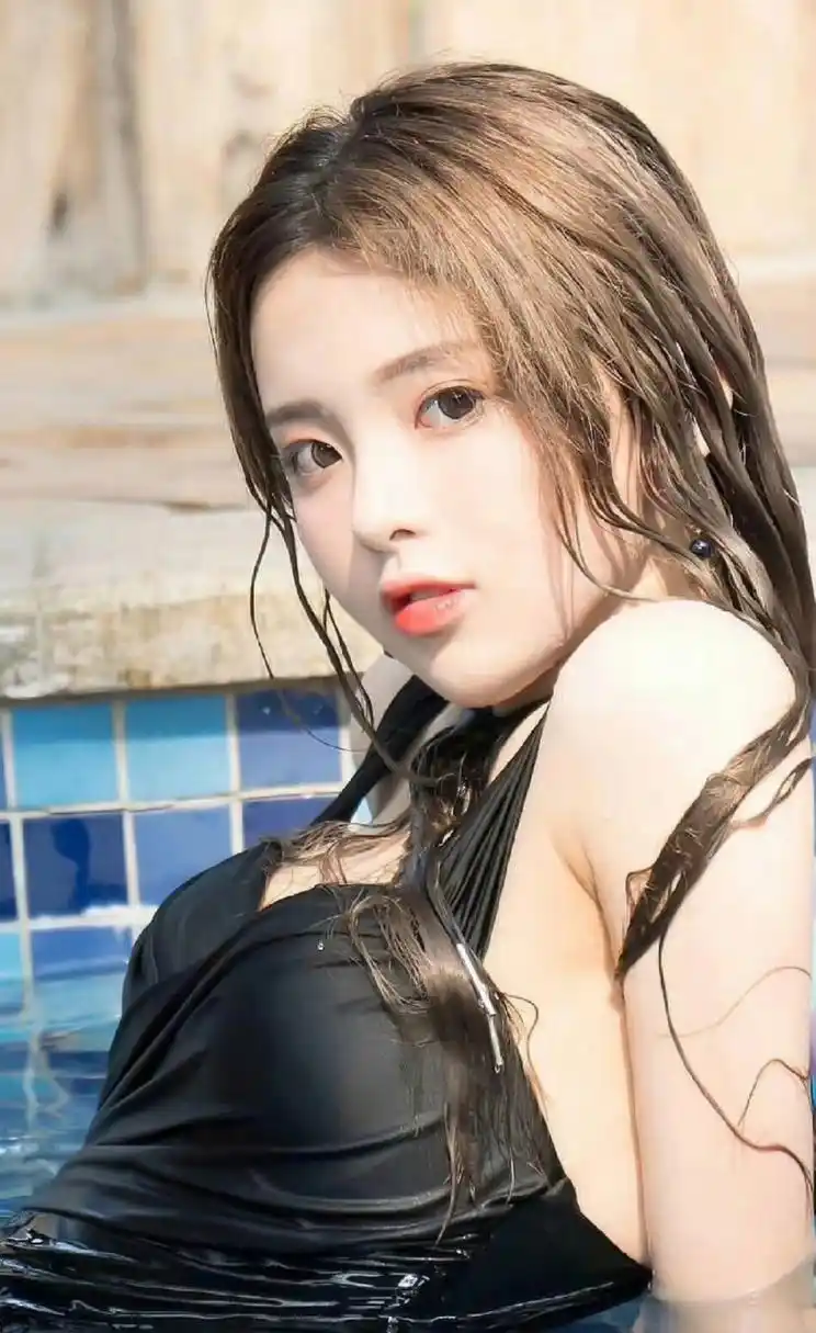 杨超越出道前拍摄的泳衣写真,原来妹妹还有这么性感的一面