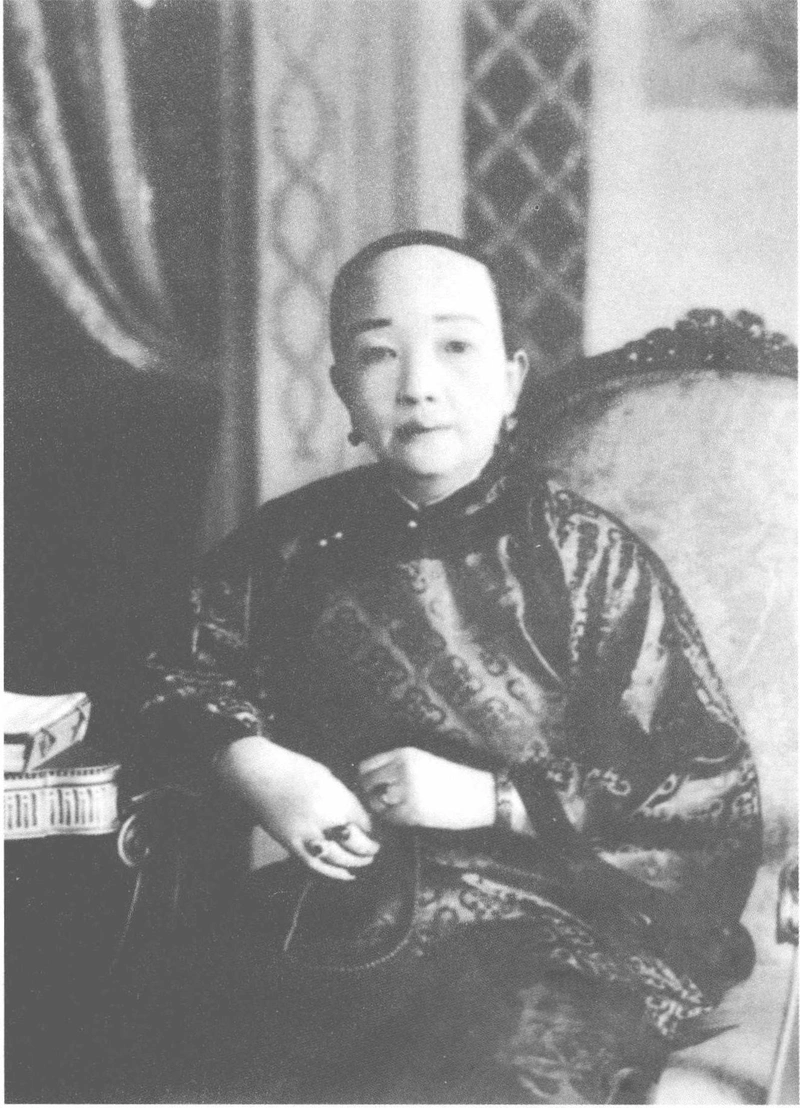 盛爱颐:师生恋被母亲阻止,重逢时情人成高官,她扭头下嫁给表哥