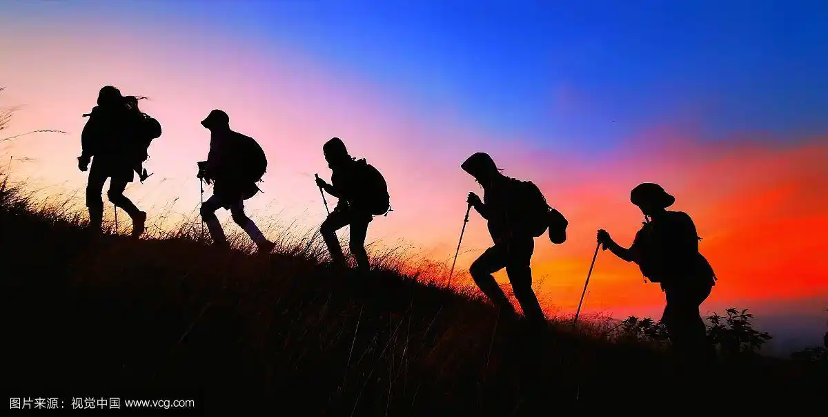 朝霞中的徒步者