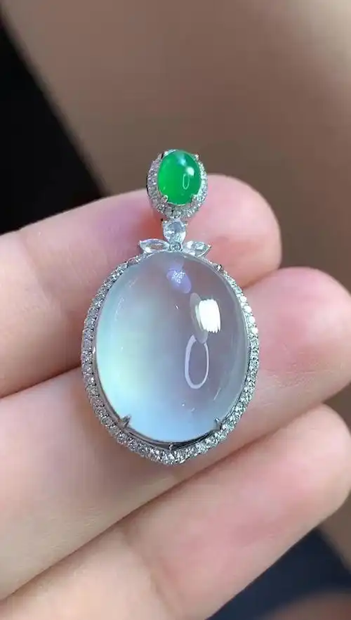 翡翠18k金伴钻蛋面吊坠