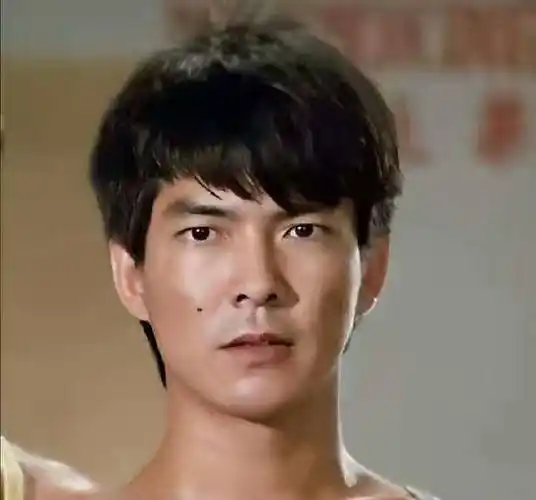 去年元彪成龙洪金宝重聚,元彪带儿子露面,元彪为啥和成龙差距大_儿女