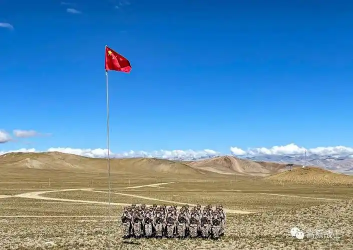 看!五星红旗在雪域高原冉冉升起