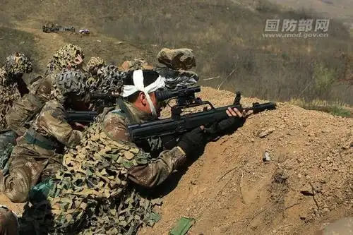 解放军红蓝对抗激烈战斗 红军吹响冲锋号(组图)