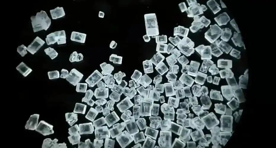 显微镜下的白糖,犹如缩小版冰糖这个过程中,它们并没有实质性的与